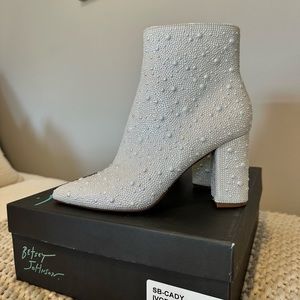 Betsy Johnson Cady boot in ivory pearl - size 6 - like new